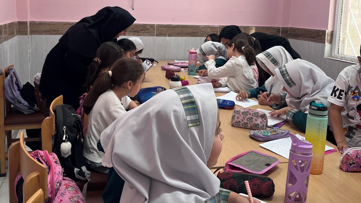 «قرار کلاسهای درس» در کتابخانه عمومی برکت رسالت سماله؛ کتابخانه به پناهگاه آموزشی دانشآموزان تبدیل شد