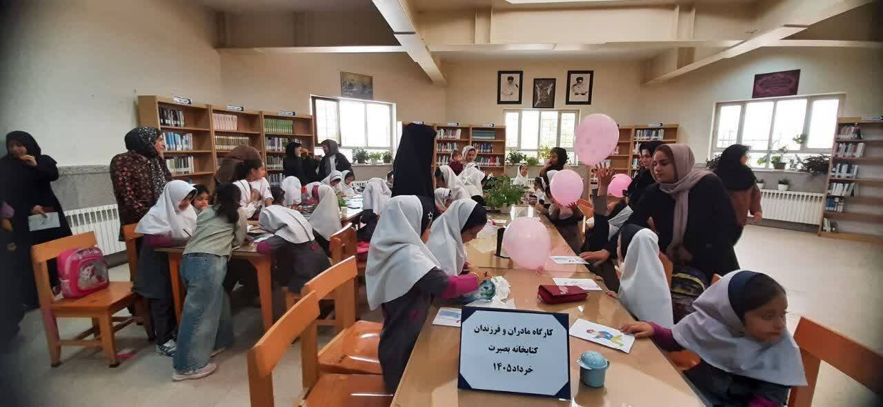 کارگاه خلاقیت مادر و فرزند در کتابخانه بصیرت گیان برگزار شد