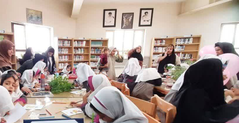 کارگاه خلاقیت مادر و فرزند در کتابخانه بصیرت گیان برگزار شد