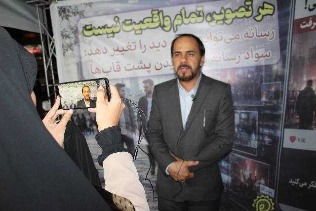 برپایی میز ارتباطات مردمی اداره کل کتابخانههای عمومی استان کرمان، همزمان با تجمعات شبانه مردمی