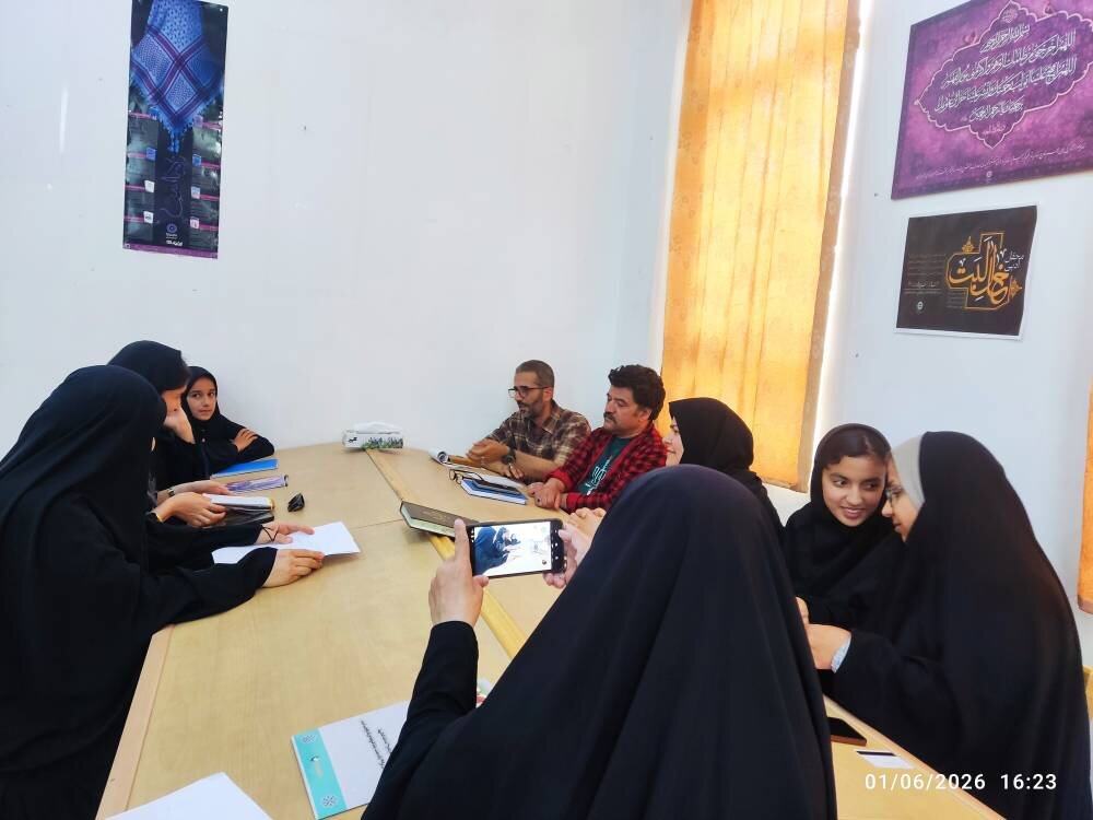 محفل ادبی «خال لبت» با حضور شاعران فاروج و مایوان در کتابخانه آیتالله ذبیحی مایوان برگزار شد