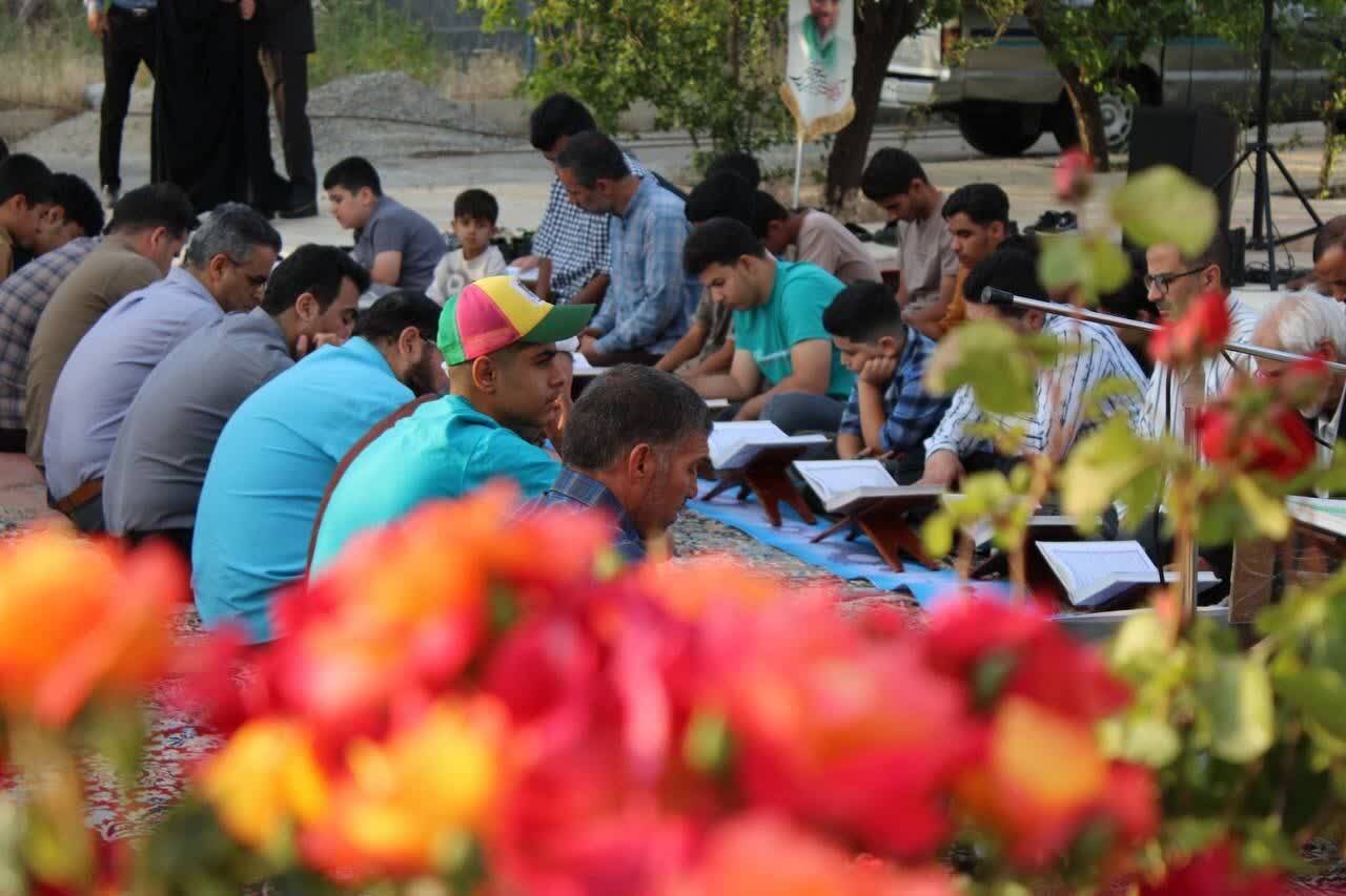 محفل انس با قرآن در جوار مزار شهدای گمنام ملایر برگزار شد