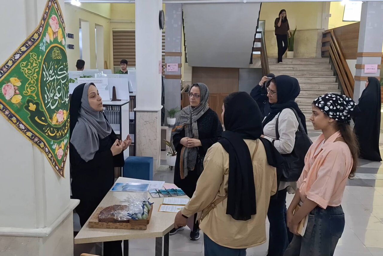 نمایشگاه «امام فطرت» در کتابخانه حکیم میرفندرسکی گرگان برگزار شد