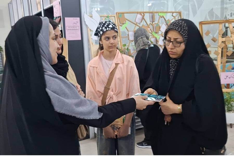 نمایشگاه «امام فطرت» در کتابخانه حکیم میرفندرسکی گرگان برگزار شد