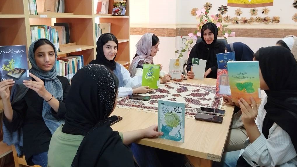 «کتابخوان غدیری» در کتابخانه عمومی شهدای دهکده؛ پیوند نوجوانان با مطالعه و معارف علوی