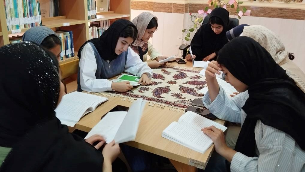 «کتابخوان غدیری» در کتابخانه عمومی شهدای دهکده؛ پیوند نوجوانان با مطالعه و معارف علوی
