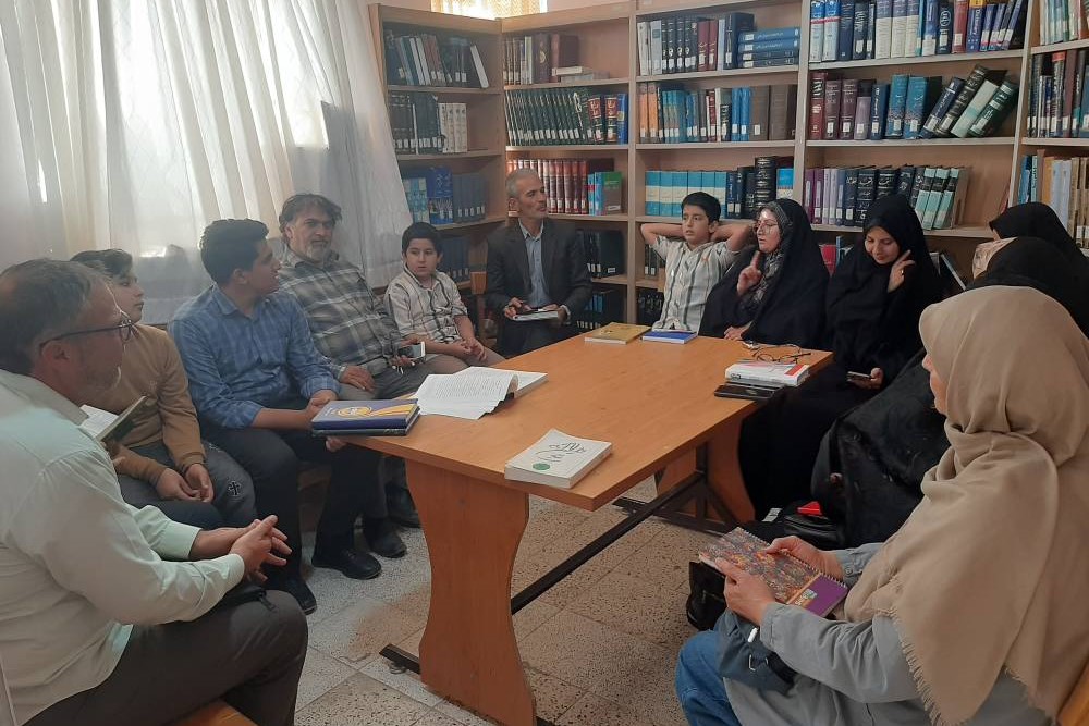 بازخوانی دیوان اشعار عرفانی امام خمینی (ره) در محفل ادبی کتابخانه&nbsp;عمومی&nbsp;استاد احمد آرام &nbsp;شهرستان بردسکن