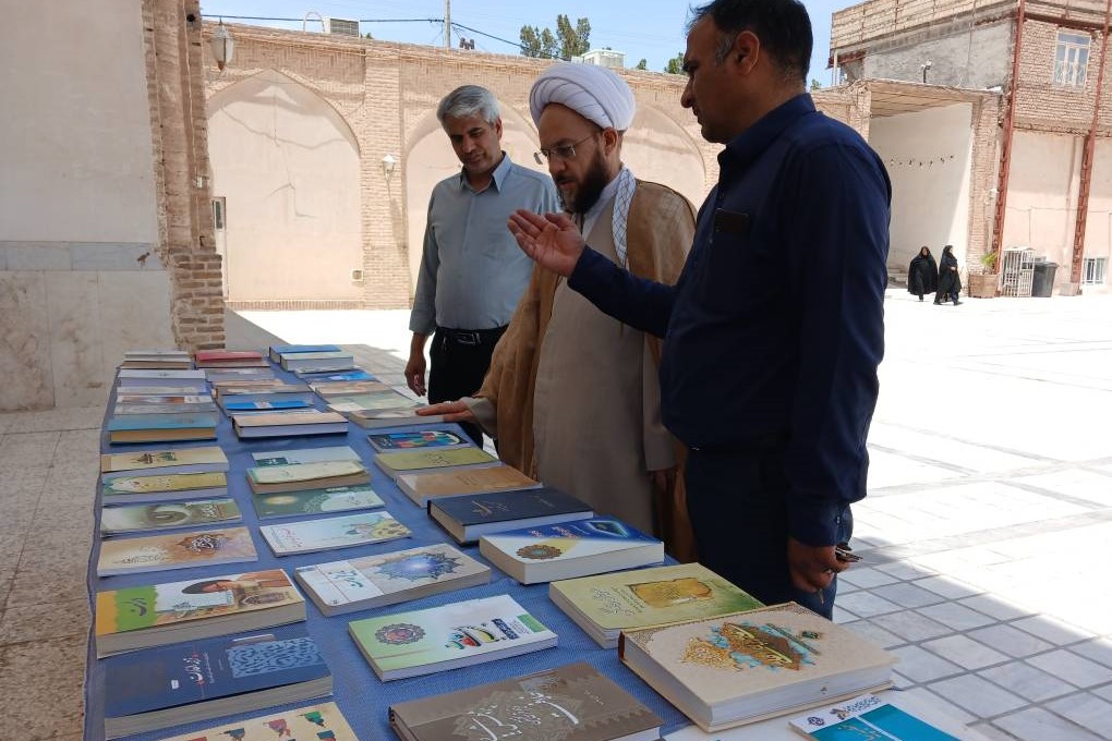 نمایشگاه کتاب و ایستگاه نقاشی در مصلی نماز جمعه شهرستان خلیل‌آباد