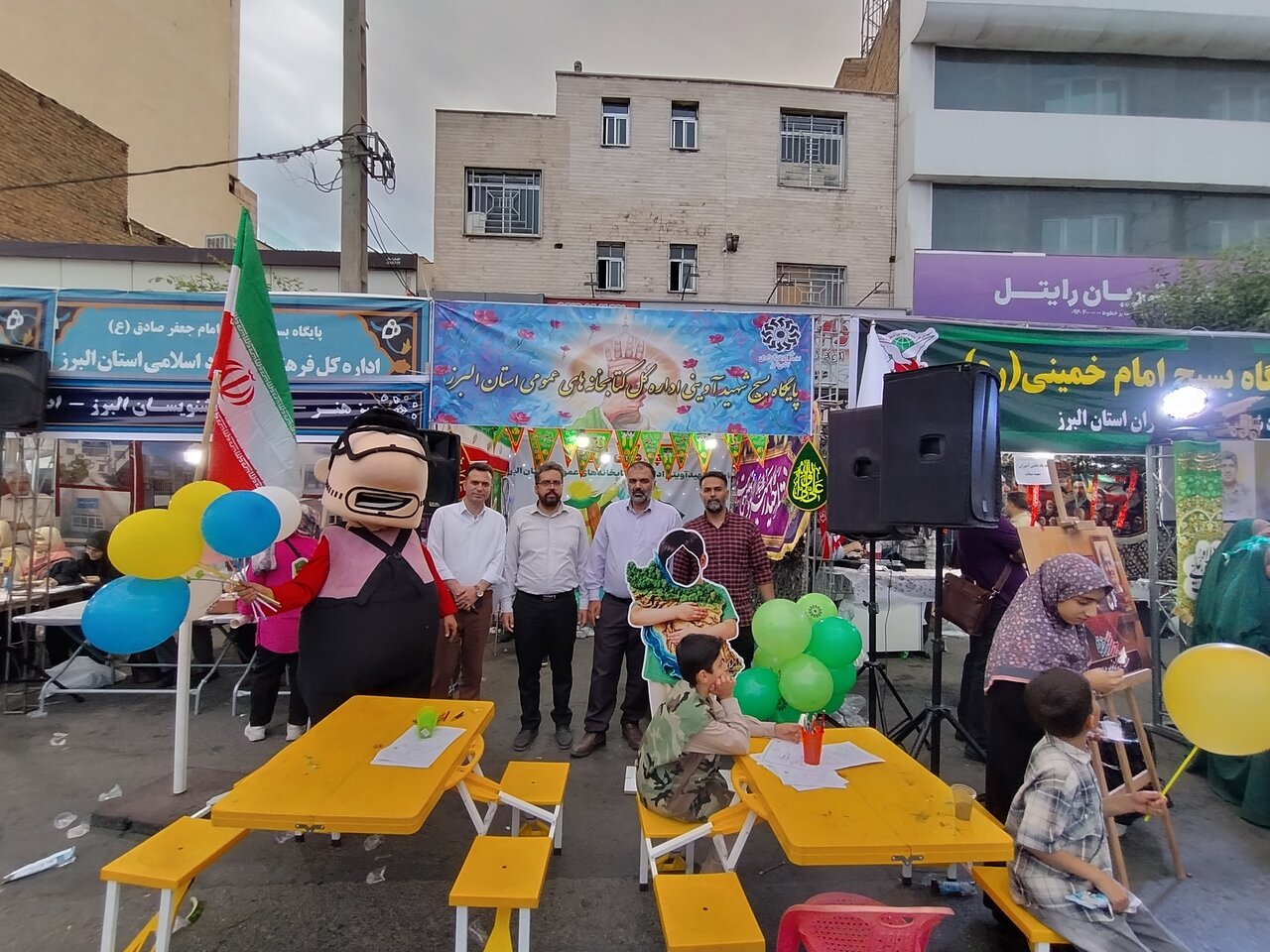 غرفه فرهنگی ادارهکل کتابخانههایعمومی البرز میزبان راهپیمایان شد