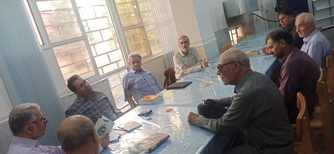 نشست هفتگی کتابخوانی پیشکسوتان در کتابخانه غدیر خرم‌آباد