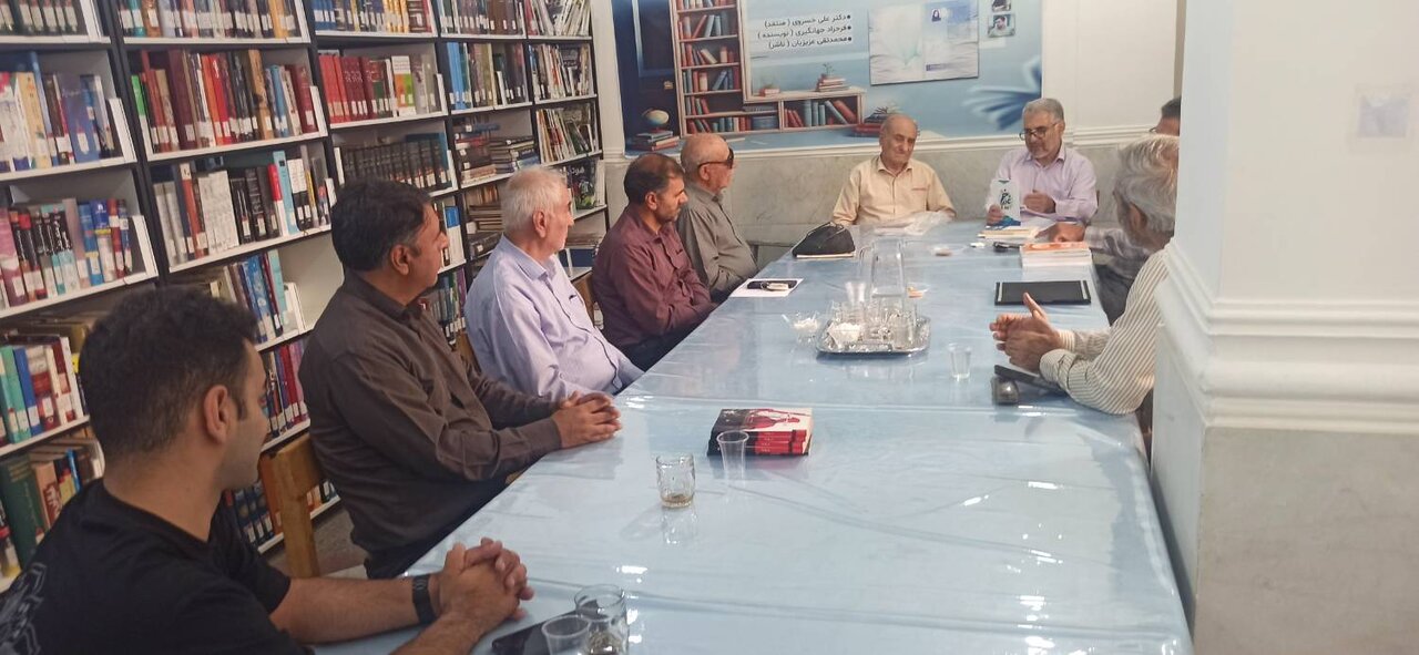 نشست هفتگی کتابخوانی پیشکسوتان در کتابخانه غدیر خرم‌آباد