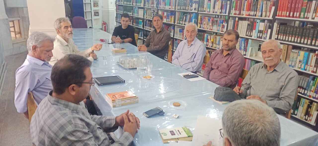 نشست هفتگی کتابخوانی پیشکسوتان در کتابخانه غدیر خرمآباد