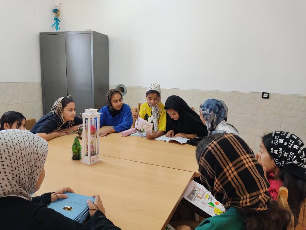 ویژهبرنامه «یک روز کتابخانهای» برای نوجوانان در کتابخانه ابوذر کتکی ارسنجان برگزار شد