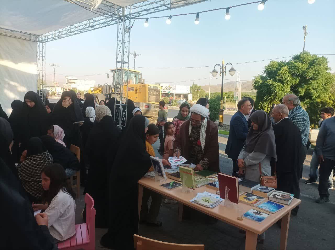 موکب فرهنگی کتابخانه شهید آزموده زنگنه میزبان شهروندان در عید غدیر شد