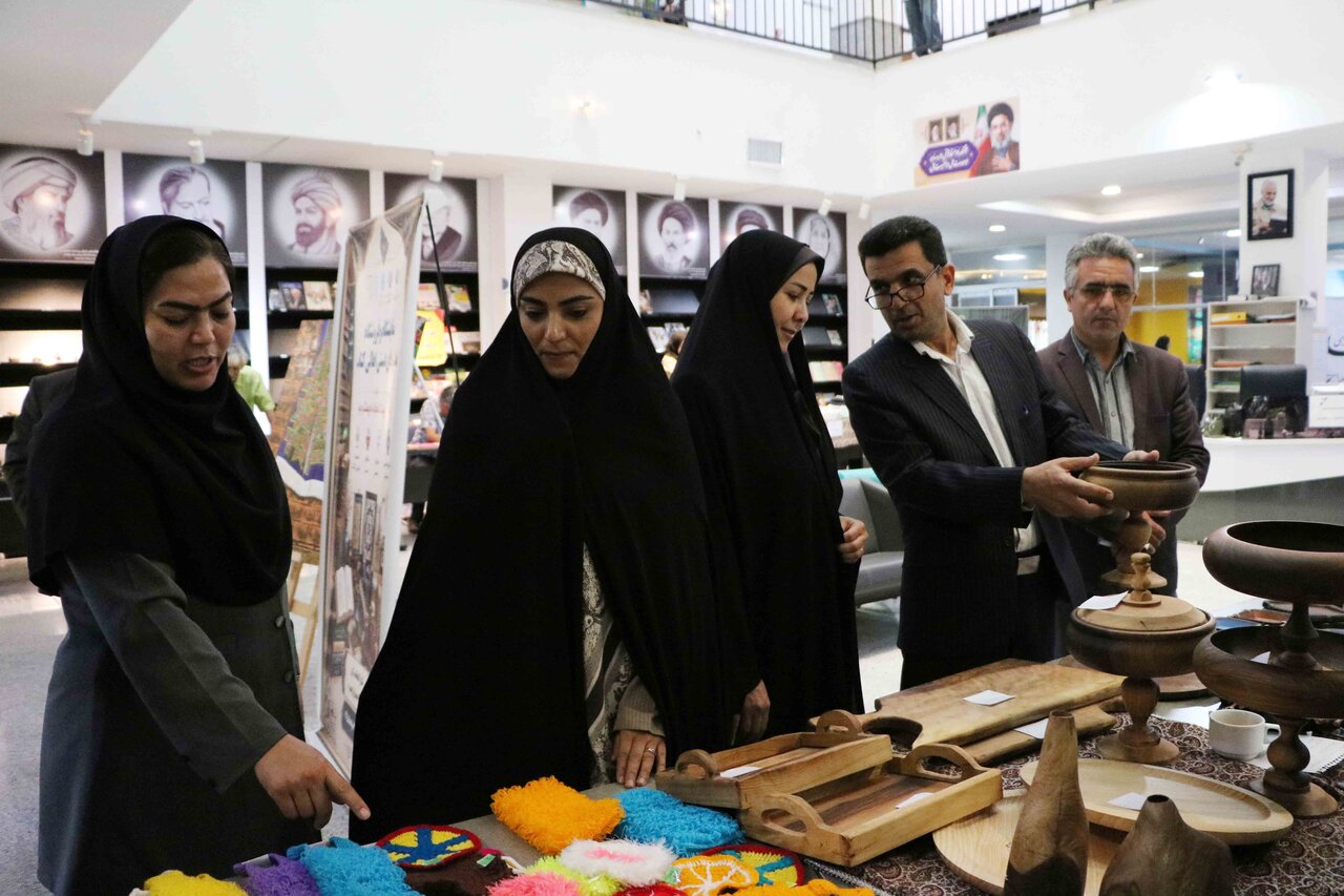 افتتاح نمایشگاه و فروشگاه هنرهای دستی «اهالی کتاب» در کتابخانه مرکزی آیتالله مهماننواز