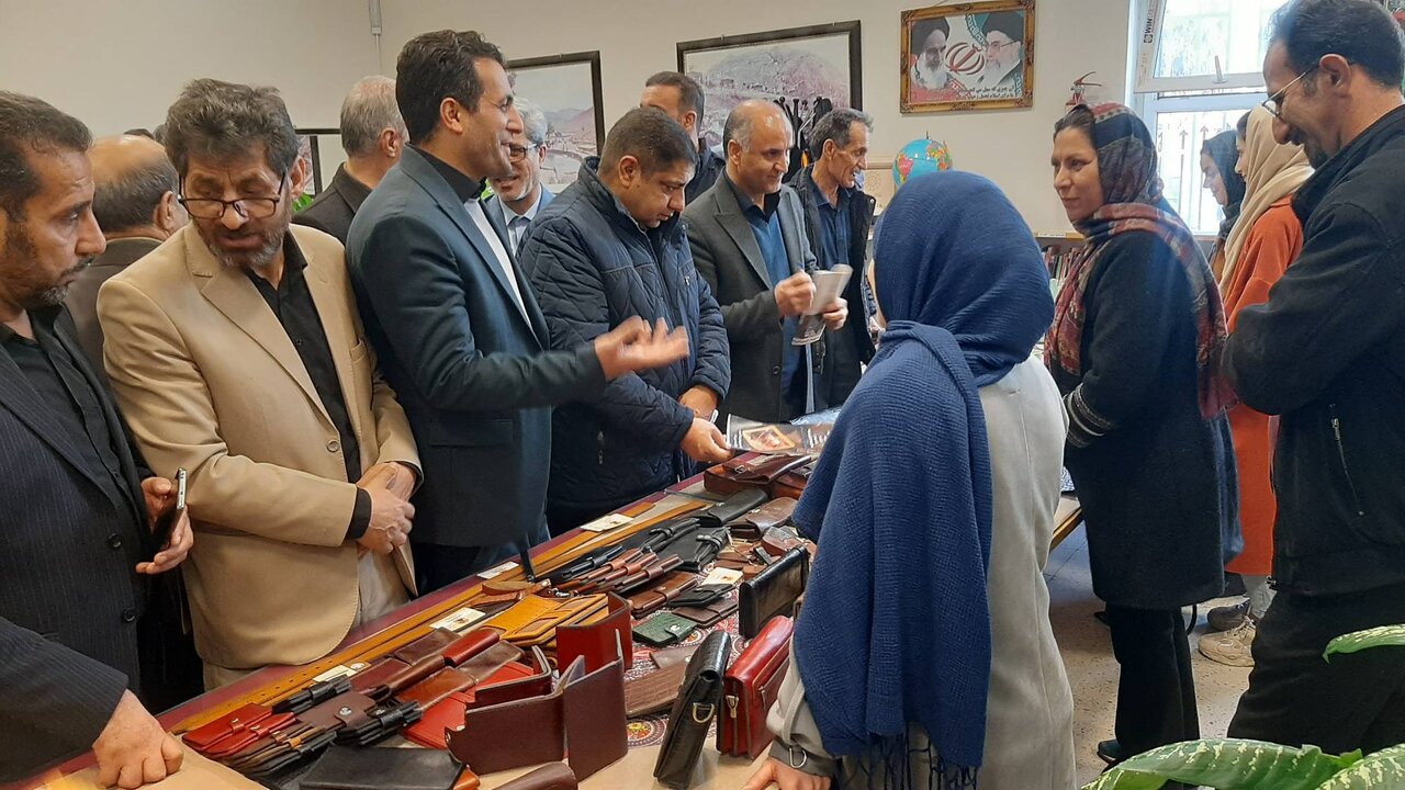 برگزاری نمایشگاه و فروشگاه صنایع دستی در کتابخانه‌های عمومی کرمانشاه