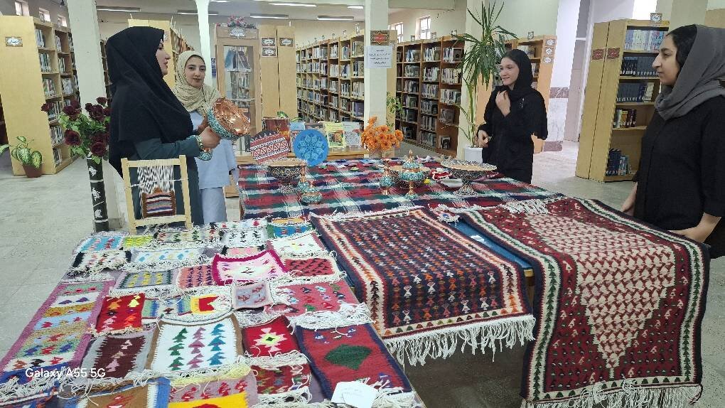 نمایشگاه «هنرهای دستی اهالی کتاب» در کتابخانه شهدای محراب  هرسین برگزار شد