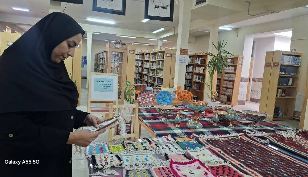 نمایشگاه «هنرهای دستی اهالی کتاب» در کتابخانه شهدای محراب  هرسین برگزار شد
