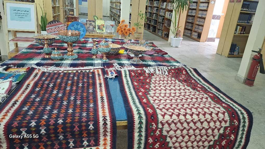نمایشگاه «هنرهای دستی اهالی کتاب» در کتابخانه شهدای محراب  هرسین برگزار شد