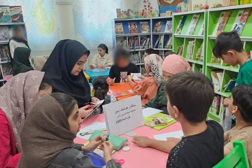 خرداد کتابخوانی؛ لبخند کودکانه در قفسه‌های کتابخانه شهدای قورچی‌باشی