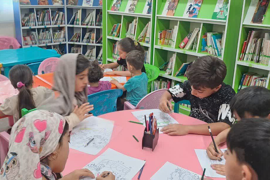 خرداد کتابخوانی؛ لبخند کودکانه در قفسههای کتابخانه شهدای قورچیباشی