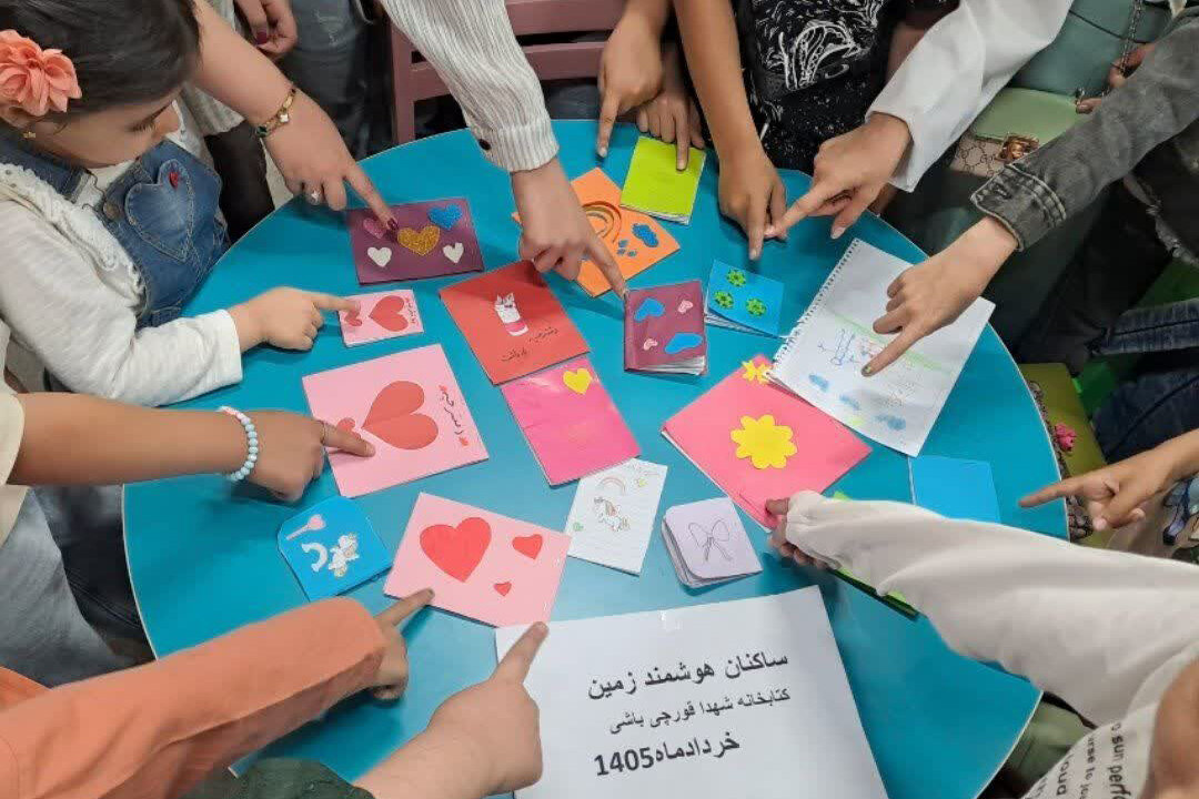 خرداد کتابخوانی؛ لبخند کودکانه در قفسه‌های کتابخانه شهدای قورچی‌باشی