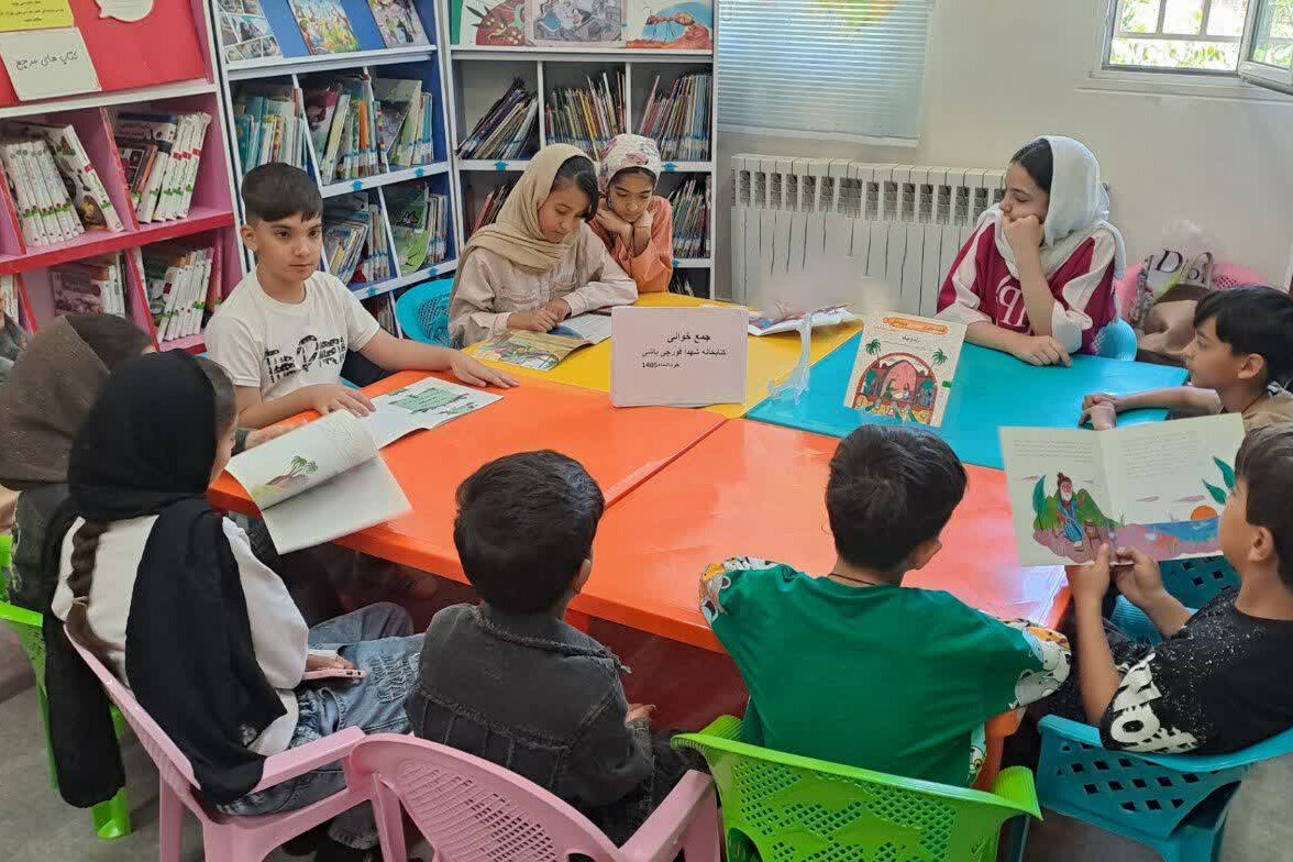 خرداد کتابخوانی؛ لبخند کودکانه در قفسههای کتابخانه شهدای قورچیباشی
