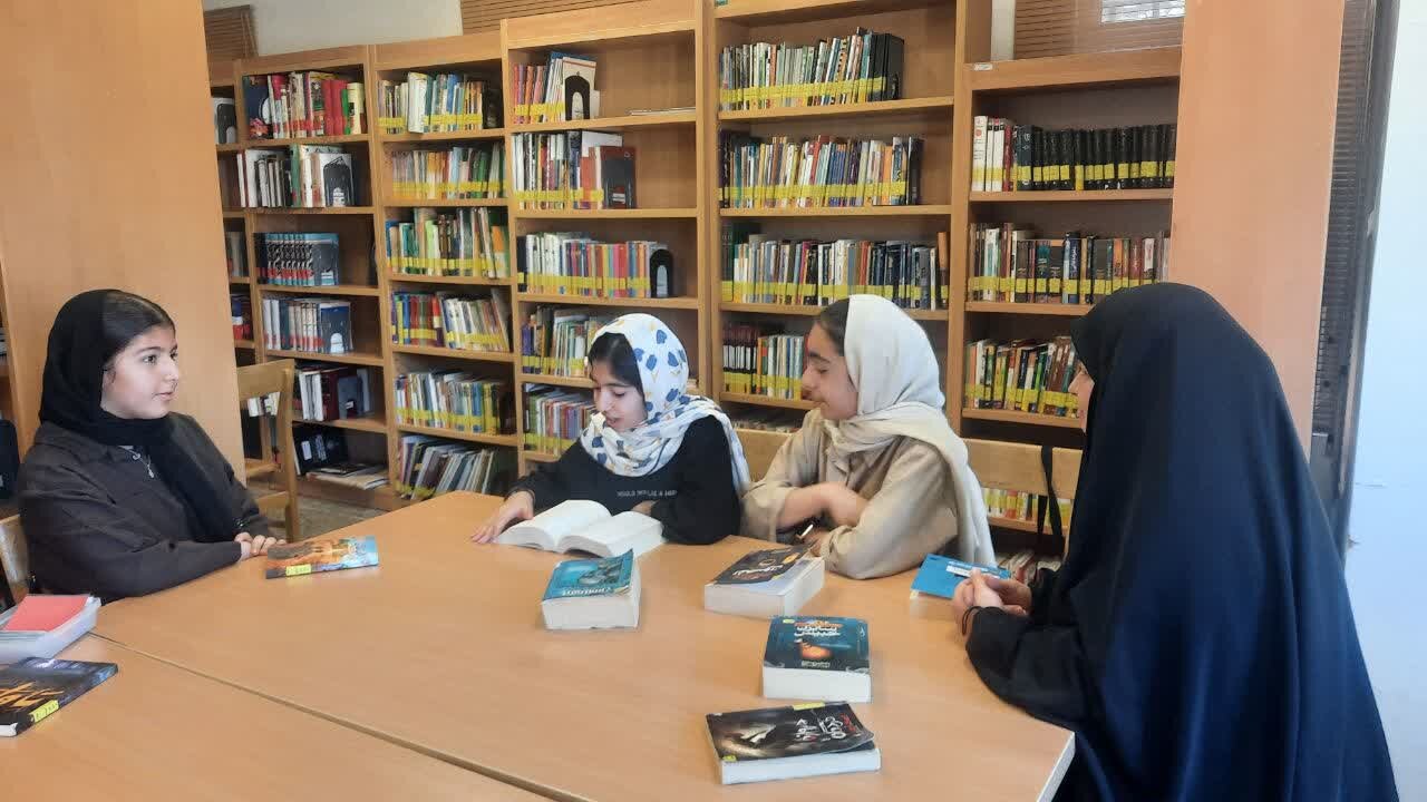 بدرقه بهار در کتابخانه های استان با برگزاری برنامه های کتاب محور