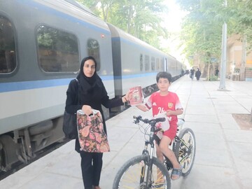 پیک کتاب در قطار