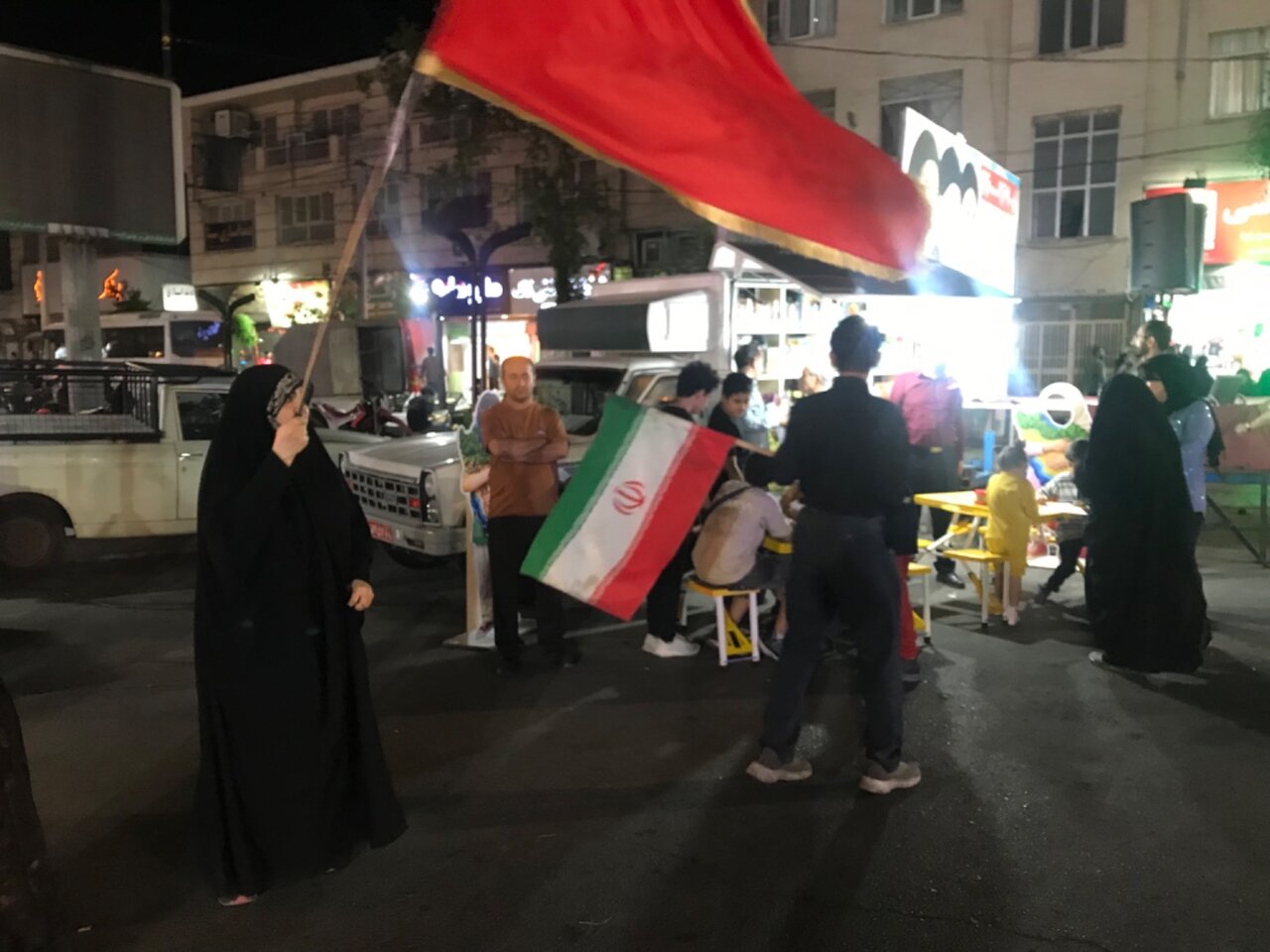 حضور فعال کتابخانه‌ سیار اداره‌کل کتابخانه‌های‌ عمومی استان البرز در صدمین شب از تجمعات شبانه مردم