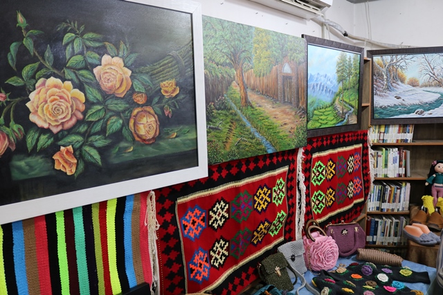 کتابخانه‌ای که به نگارخانه هنر روستا تبدیل شد؛ جشنواره‌ای از رنگ، نقش و دانایی در مومن‌آباد سرخه