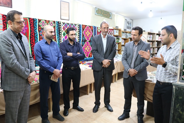 کتابخانه‌ای که به نگارخانه هنر روستا تبدیل شد؛ جشنواره‌ای از رنگ، نقش و دانایی در مومن‌آباد سرخه