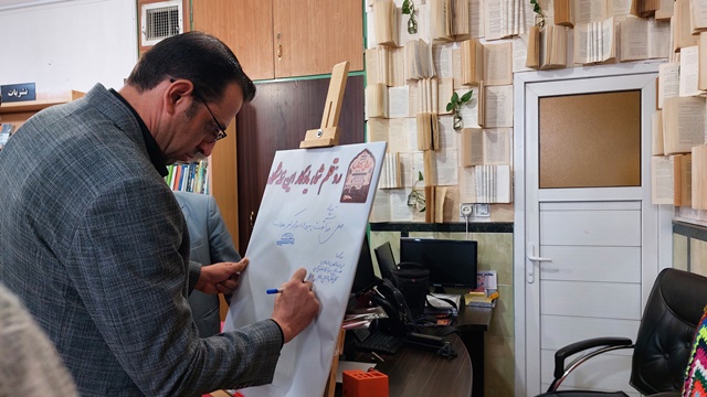 کتابخانهای که به نگارخانه هنر روستا تبدیل شد؛ جشنوارهای از رنگ، نقش و دانایی در مومنآباد سرخه