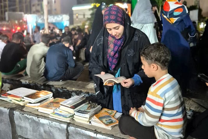 تقدیر از ابتکار فرهنگی دختران نوجوان بوشهری در تجمع مردمی میدان امام خمینی(ره)
