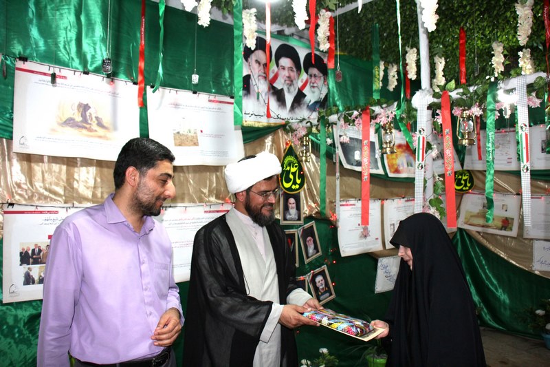 تقدیر از ابتکار فرهنگی دختران نوجوان بوشهری در تجمع مردمی میدان امام خمینی(ره)