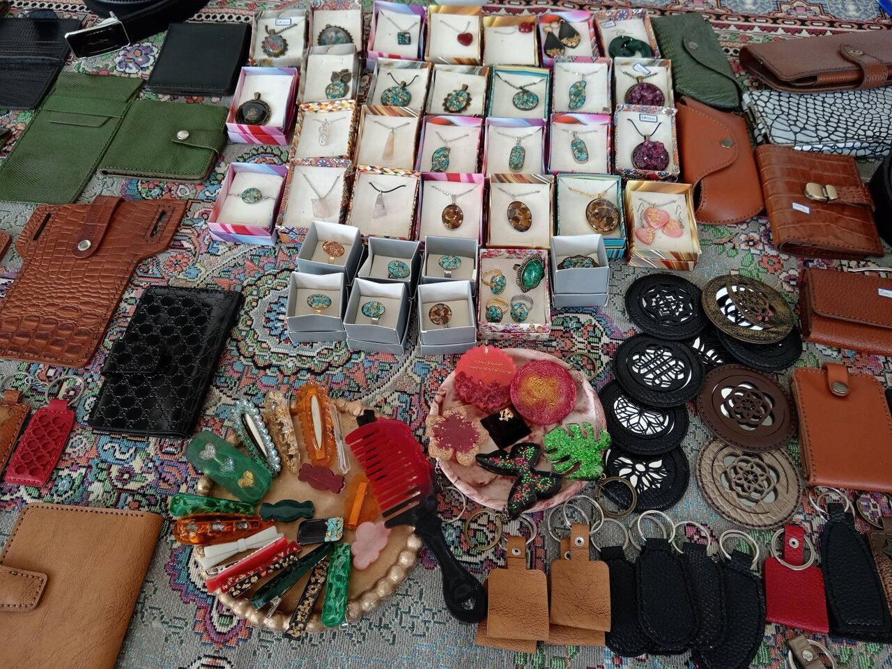 نمایشگاه هنرهایدستی «اهالی کتاب» جلوهگاه ذوق و هنر در شیروان شد