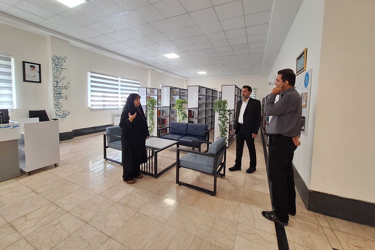 گفتوگوی سرپرست ادارهکل کتابخانههای عمومی ایلام با کتابداران درهشهر و بازدید از کتابخانههای عمومی