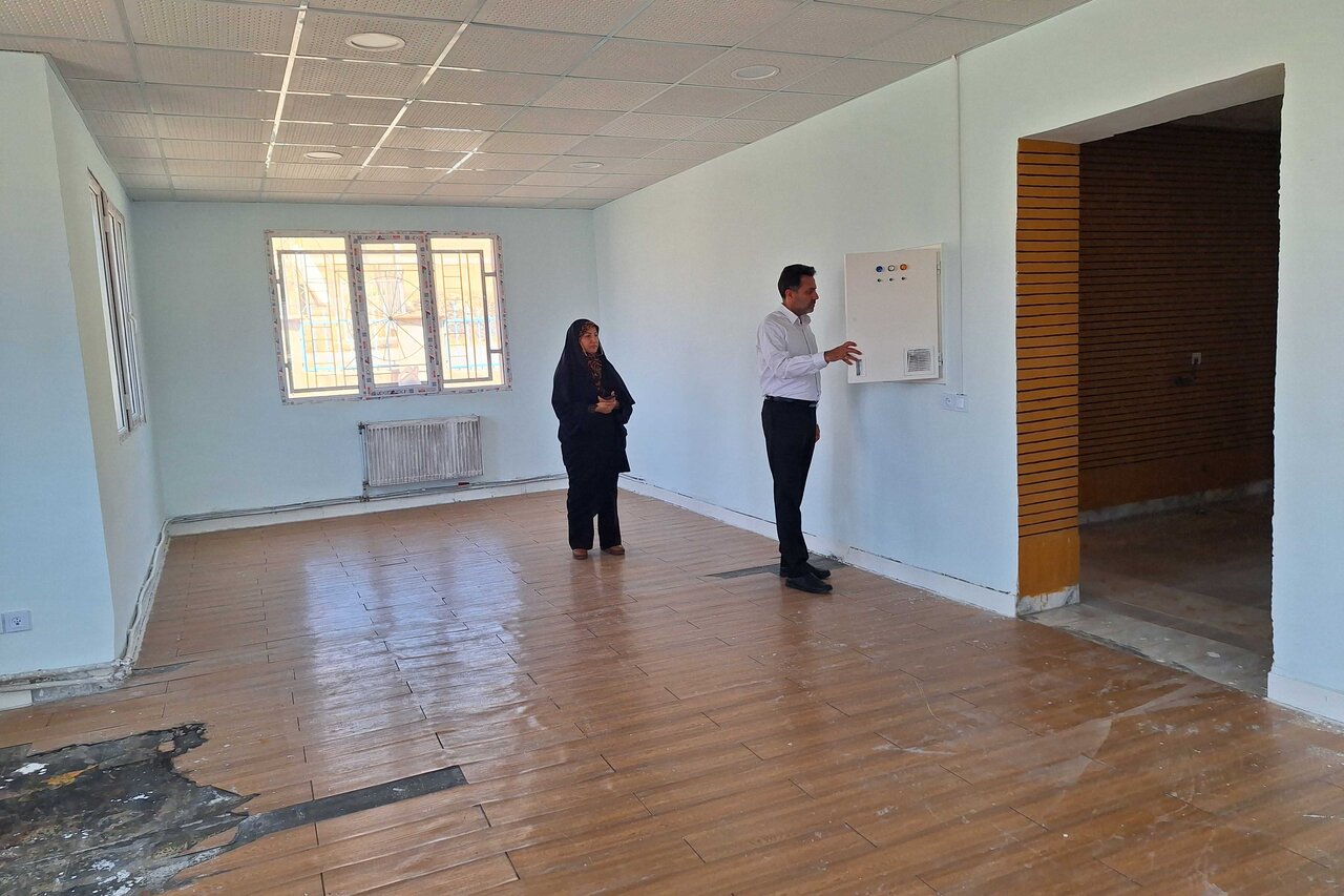 گفتوگوی سرپرست ادارهکل کتابخانههای عمومی ایلام با کتابداران درهشهر و بازدید از کتابخانههای عمومی