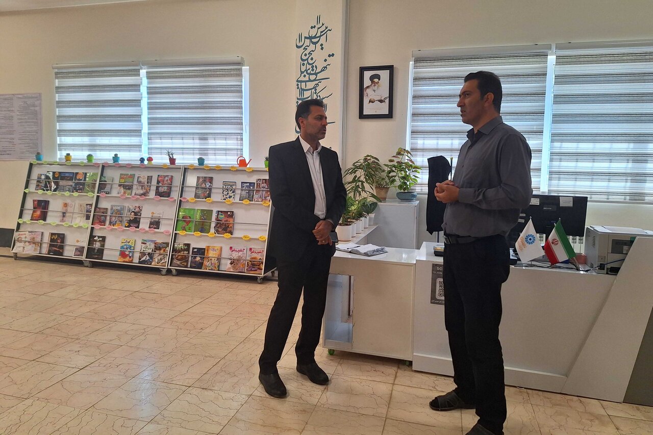 گفت‌وگوی سرپرست اداره‌کل کتابخانه‌های عمومی ایلام با کتابداران دره‌شهر و بازدید از کتابخانه‌های عمومی