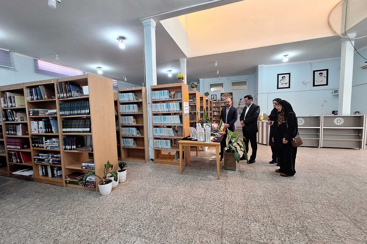 گفتوگوی سرپرست ادارهکل کتابخانههای عمومی ایلام با کتابداران درهشهر و بازدید از کتابخانههای عمومی