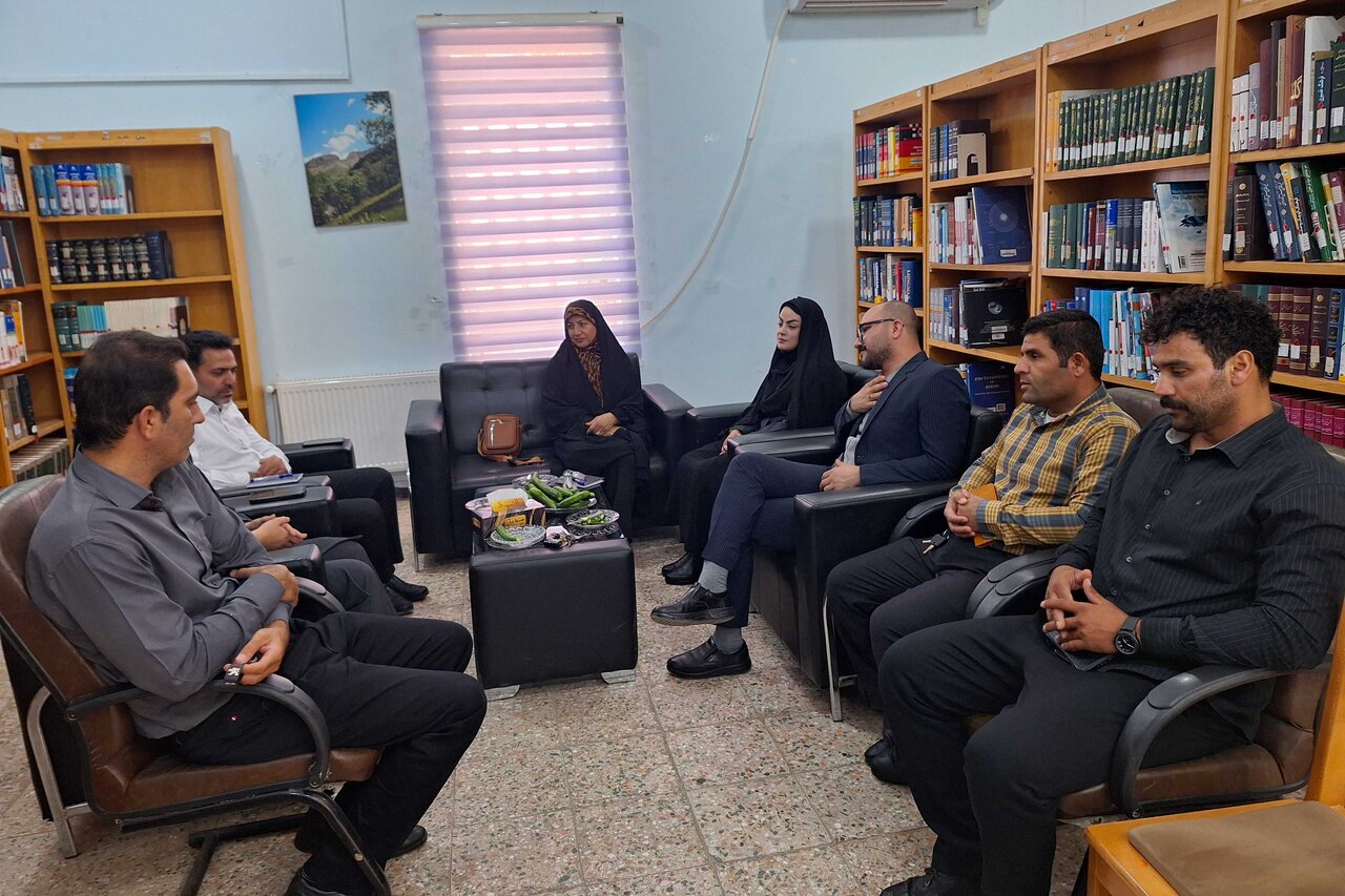 گفت‌وگوی سرپرست اداره‌کل کتابخانه‌های عمومی ایلام با کتابداران دره‌شهر و بازدید از کتابخانه‌های عمومی