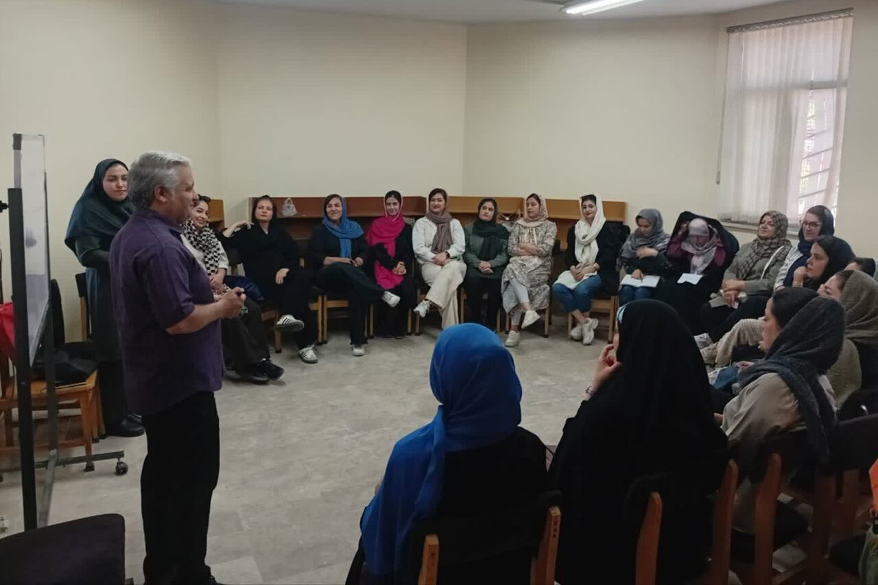 جلسات آموزشی اعضای کمشنوا و ناشنوای کتابخانه دکتر حصیبی اراک برگزار شد