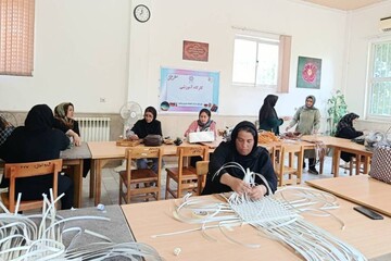 کارگاه آموزش حصیربافی و ارغوان‌بافی در کتابخانه عمومی نوکنده بندرگز به مناسبت روز صنایع دستی