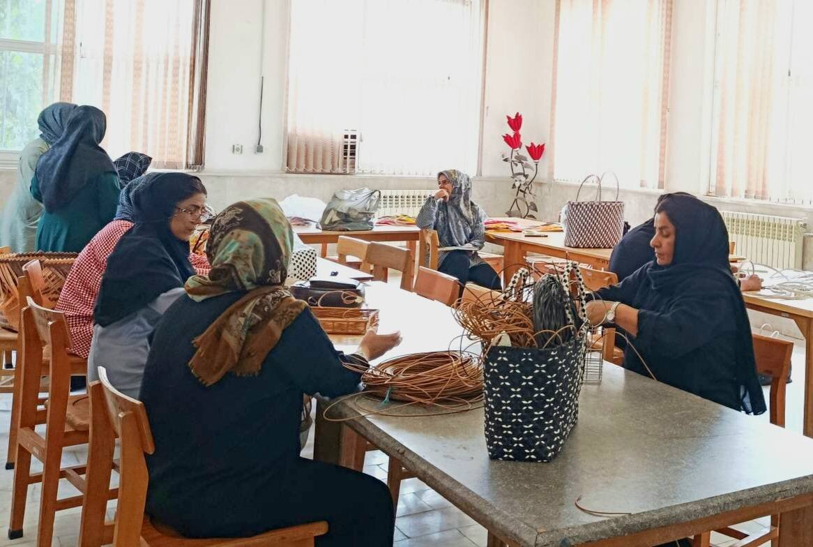 کارگاه آموزش حصیربافی و ارغوانبافی در کتابخانه عمومی نوکنده بندرگز برگزار شد
