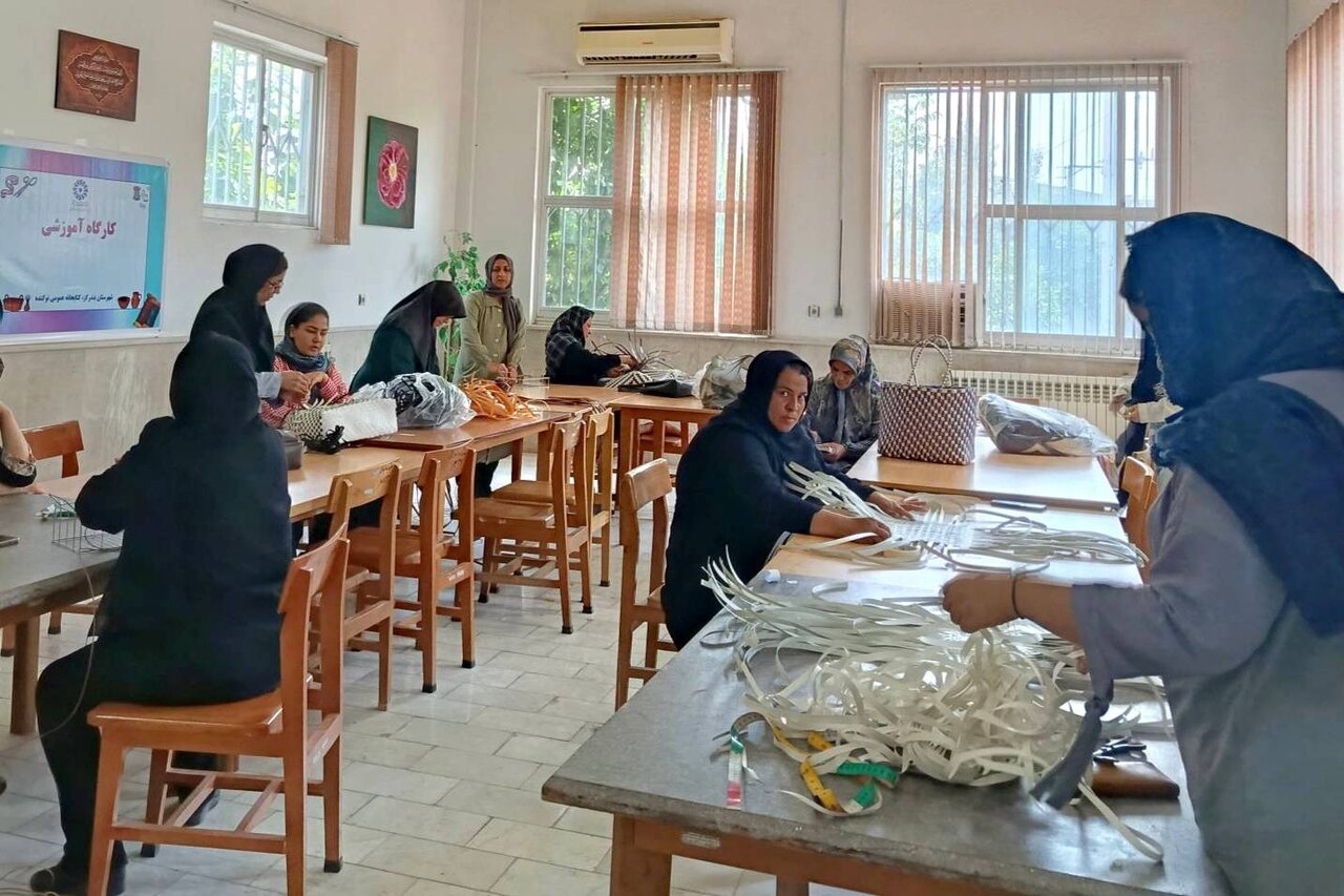 کارگاه آموزش حصیربافی و ارغوان‌بافی در کتابخانه عمومی نوکنده بندرگز برگزار شد