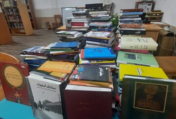 اهدای کتاب به کتابخانه خواجه نصیر شیراز