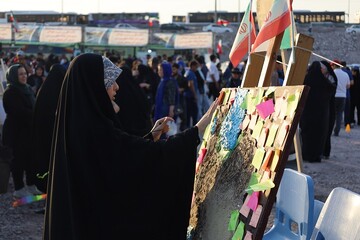 غرفه فرهنگی- ترویجی اداره‌کل کتابخانه‌های عمومی آذربایجان‌غربی در محوطه پل میانگذر دریاچه