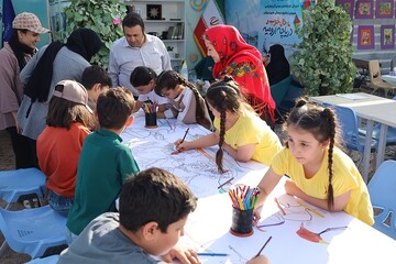غرفه فرهنگی- ترویجی اداره‌کل کتابخانه‌های عمومی آذربایجان‌غربی در محوطه پل میانگذر دریاچه