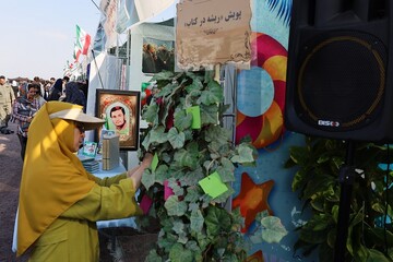 غرفه فرهنگی- ترویجی اداره‌کل کتابخانه‌های عمومی آذربایجان‌غربی در محوطه پل میانگذر دریاچه