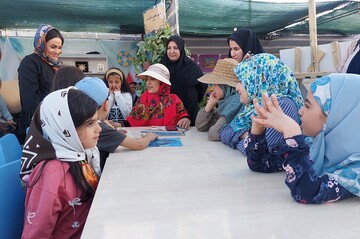 غرفه فرهنگی- ترویجی اداره‌کل کتابخانه‌های عمومی آذربایجان‌غربی در محوطه پل میانگذر دریاچه